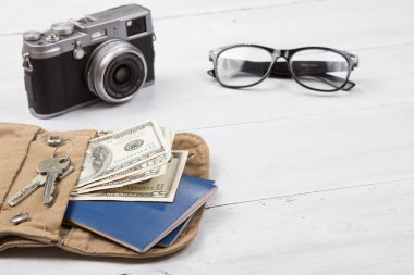 Ahşap arka plan üzerinde seyahat in