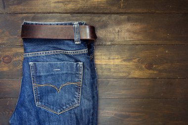 Ahşap arka plan üzerinde kemer ile kot