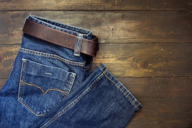 Ahşap arka plan üzerinde kemer ile kot