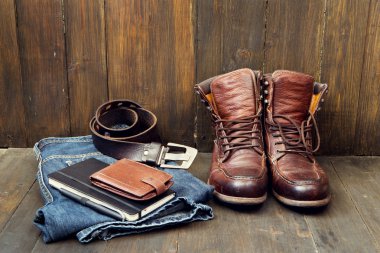 ahşap zemin üzerinde serin malzeme kümesi