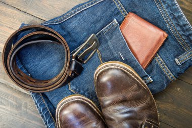 Kot pantolon, kemer, Ayakkabı ve m-cüzdan ahşap arka plan üzerinde