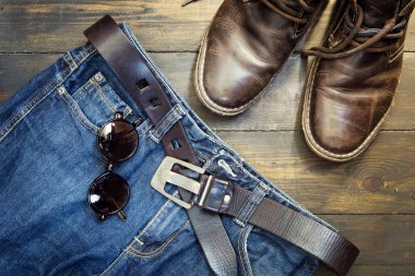 ahşap zemin üzerinde serin malzeme kümesi