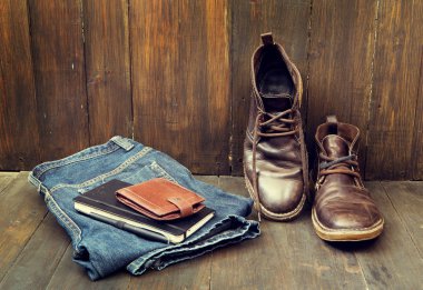 ahşap zemin üzerinde serin malzeme kümesi