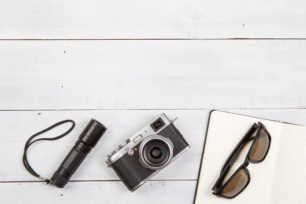 Conjunto de material de viaje fresco en la mesa de madera —  Fotos de Stock