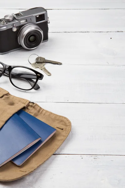 Conjunto de material de viagem legal na mesa de madeira — Fotografia de Stock