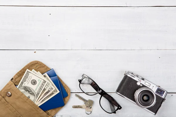 Conjunto de câmera e material de viagem legal na mesa de madeira — Fotografia de Stock