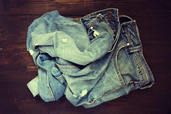 Jeans bleu sur fond en bois — Photo