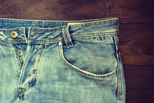 Jeans azules sobre fondo de madera —  Fotos de Stock