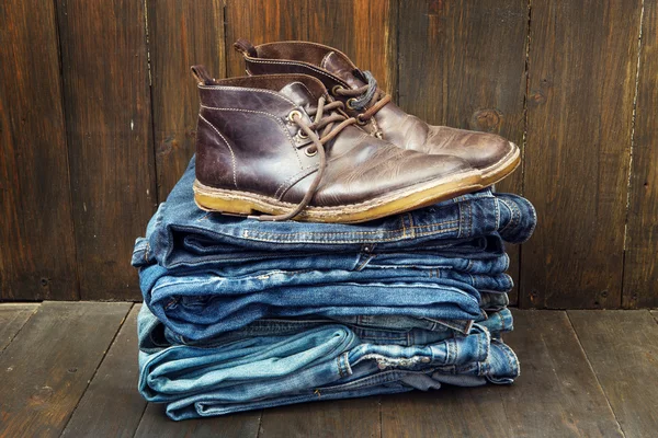 Scarpe sulla pila di jeans — Foto Stock