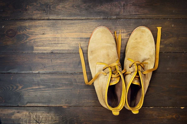 Woestijn schoenen op de houten achtergrond — Stockfoto