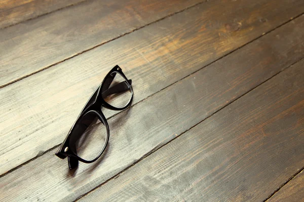 Lectura de vidrios sobre fondo de madera — Foto de Stock