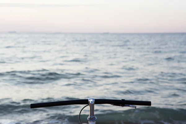 Volante de bicicleta sobre fondo marino — Foto de Stock