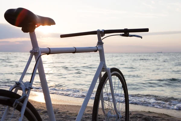 Bicicleta clásica de engranajes fijos sobre fondo marino — Foto de Stock