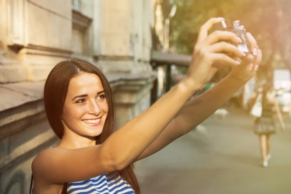 Ładna dziewczyna przy selfie na ulicy — Zdjęcie stockowe