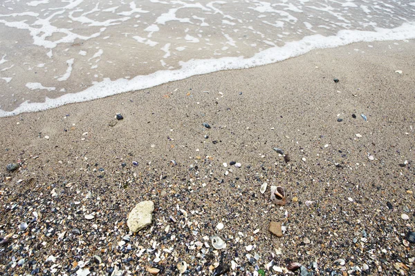 Onda do mar - areia, seixos e conchas — Fotografia de Stock