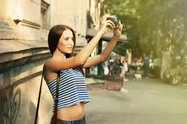 Menina bonita tirando foto na rua velha — Fotografia de Stock