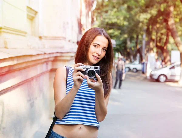 Menina bonita tirando foto na rua velha — Fotografia de Stock