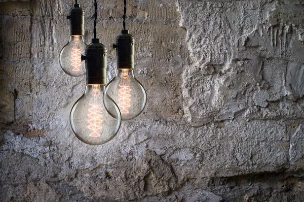 Idea concept - Lampadine a incandescenza vintage sullo sfondo della parete — Foto Stock