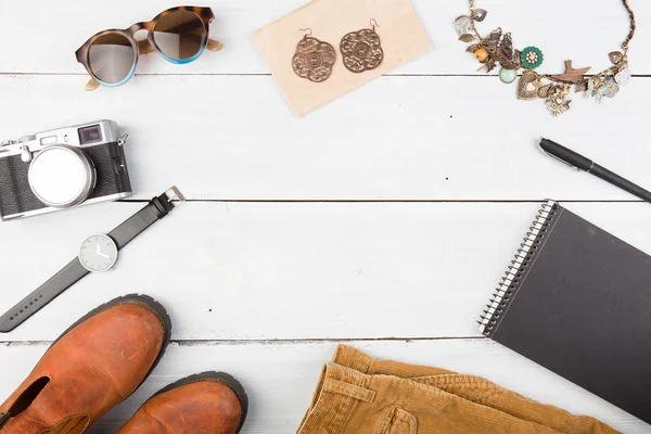 Concepto de turismo - conjunto de cámara, vasos, camareras, zapatos, etc. — Foto de Stock