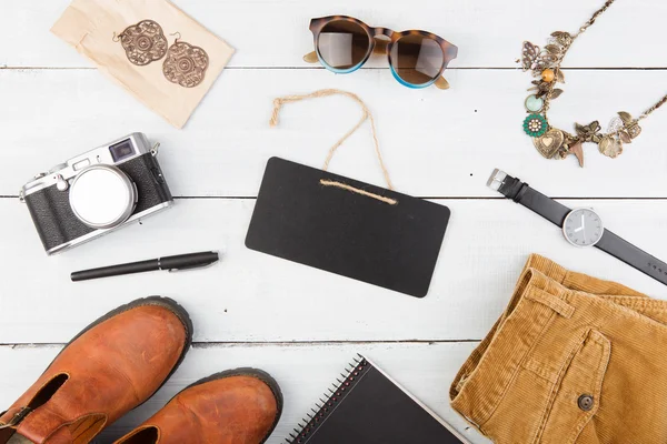 Concepto de venta - conjunto de cosas de mujer cool y letrero en blanco — Foto de Stock