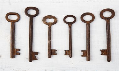 Ahşap arka plan üzerinde vintage kapı anahtar