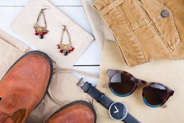 Turizm kavramı - pantolon, gözlük, wathes ve ayakkabı ayarla