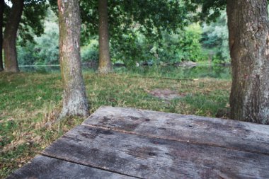 Nehir tarafından parkta Vintage ahşap masa