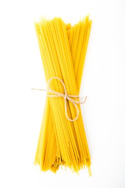 beyaz zemin üzerine spagetti avuç