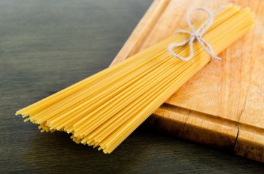 Ahşap tahta üzerinde İtalyan spagetti