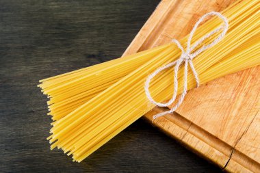 Ahşap tahta üzerinde İtalyan spagetti