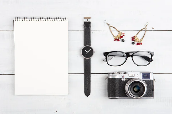 カメラ、メモ帳、時計、眼鏡の女性旅行コンセプト設定 — ストック写真