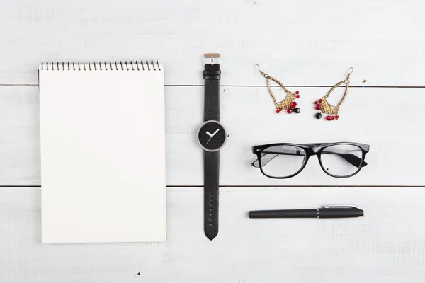 Concepto de viaje de la mujer - conjunto de bloc de notas, relojes, gafas, earri — Foto de Stock