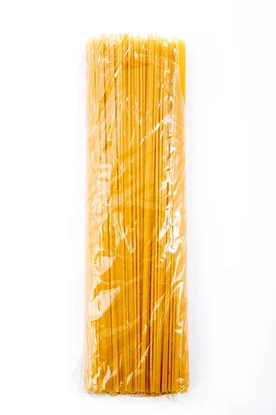 Spagetti şeffaf paket beyaz arka plan üzerinde