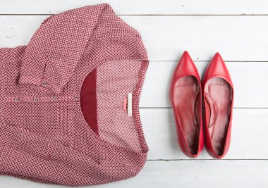 ahşap arka plan üzerinde kadın şeyler kümesi