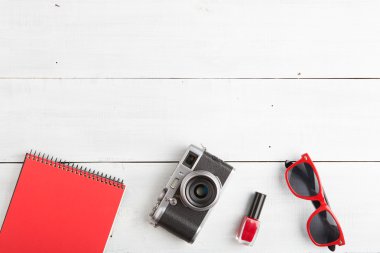 ahşap arka plan üzerinde kadın şeyler kümesi