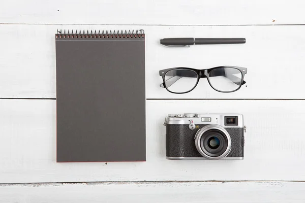 Conjunto de cosas de fotografía fresco sobre fondo de madera —  Fotos de Stock