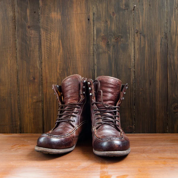 Botas militares vintage em fundo de madeira — Fotografia de Stock