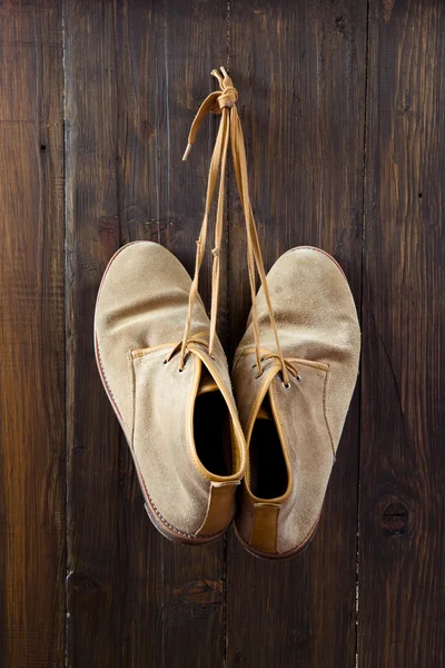 Wüstenstiefel auf Holzgrund — Stockfoto