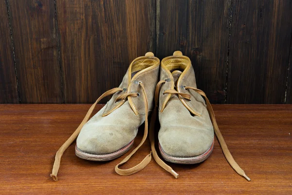 Botas del desierto sobre fondo de madera —  Fotos de Stock