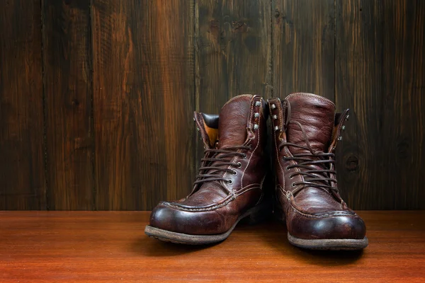 Vintage militaire laarzen op houten achtergrond — Stockfoto