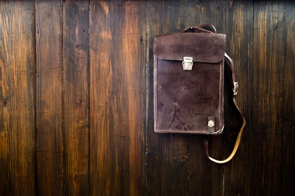 Bolso de cuero vintage sobre fondo de madera —  Fotos de Stock