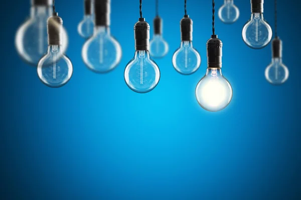 Idea e concetto di leadership Lampadine Edison incandescenti vintage accese — Foto Stock