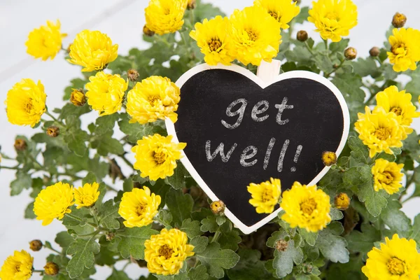 Get goed - boeket van bloemen met een hart tekstkaartje — Stockfoto