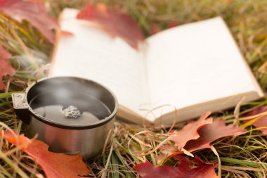 Vakum flask Kupası ve kitap