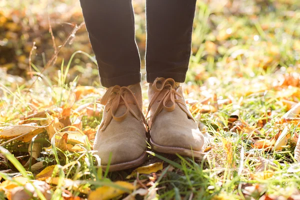 Botas elegantes no fundo do outono — Fotografia de Stock