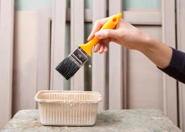 Gelbe Bürste in der Hand des Arbeiters — Stockfoto