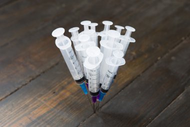 Grup şırıngaların ahşap arka plan üzerinde