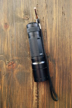  Flaş ışığı ahşap arka plan üzerinde yol açtı.