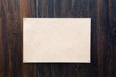 boş kağıt ahşap duvar üzerinde