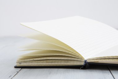 Beyaz ahşap arka plan üstünde not etmek